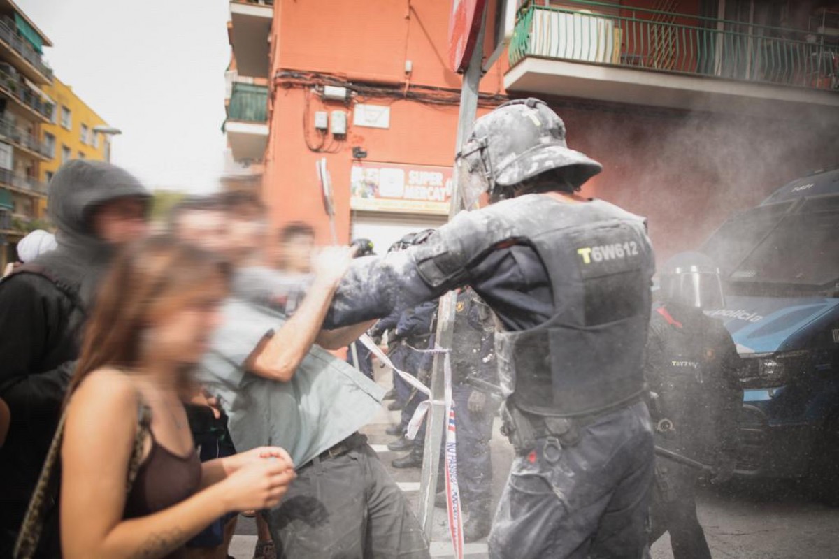 Tensió en un desnonament a Mataró: actuació dels Mossos i dos activistes detinguts 