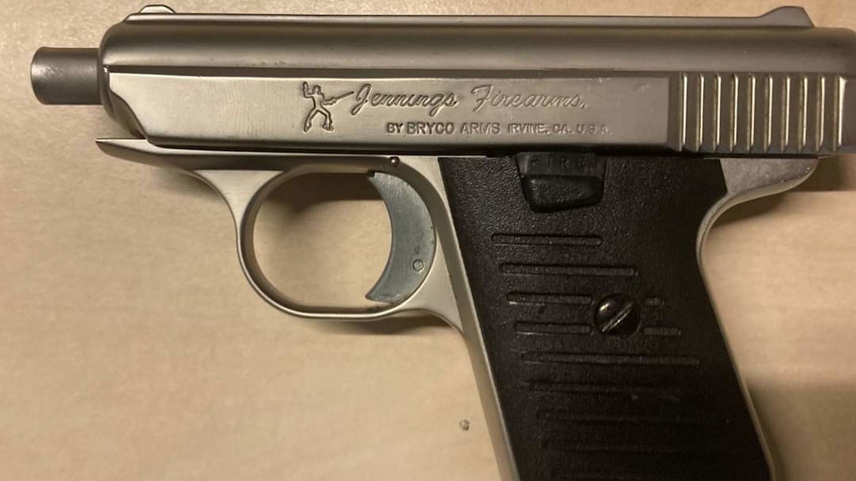 Detingut un home a Empuriabrava que anava exhibint una pistola pel carrer