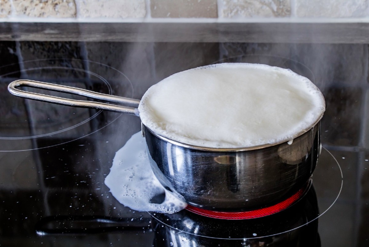 El truc per rentar les taques de la vitroceràmica amb una pastilla de rentavaixella