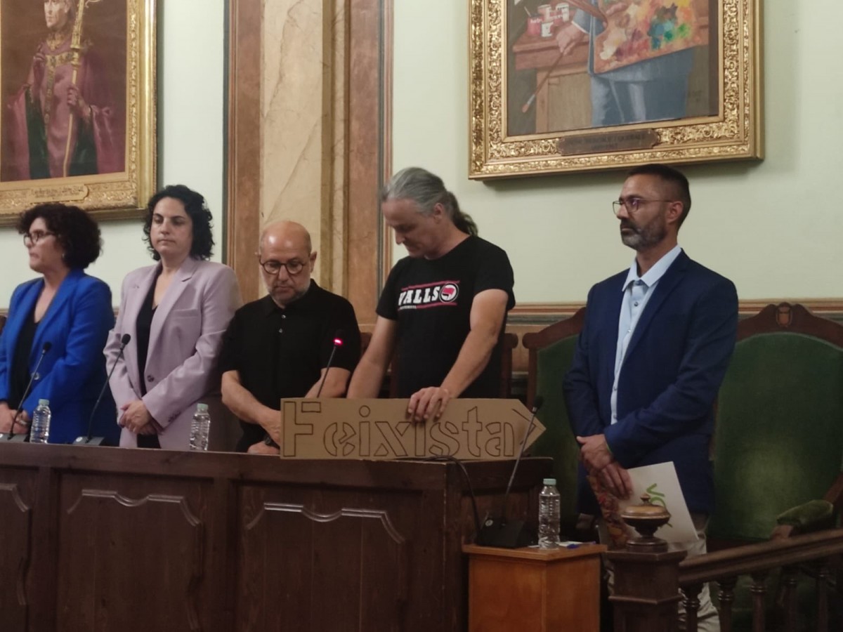 Un regidor de la CUP a Valls assenyala el de Vox amb un cartell amb la paraula «feixista»