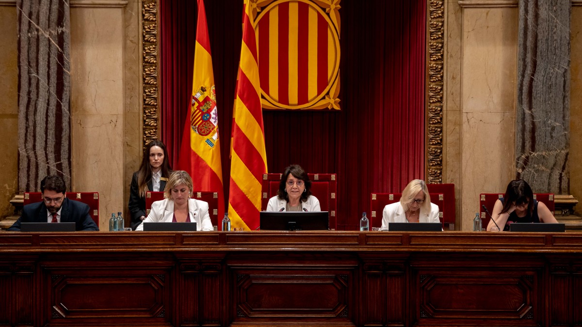 El ple d'investidura de Feijóo força el Parlament a moure el debat de política general 