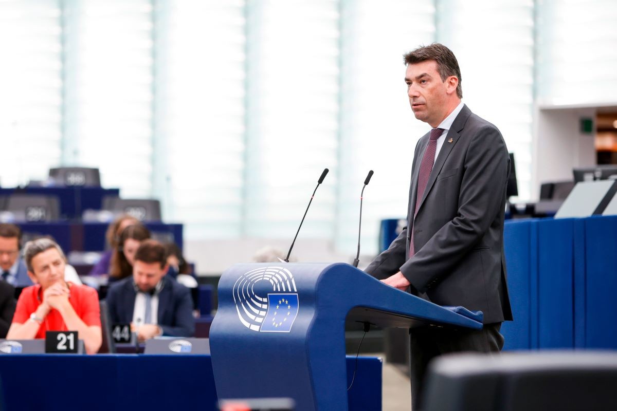 Primer pas cap a una normativa pionera al món: Brussel·les aprova prohibir aquestes eines d'IA
