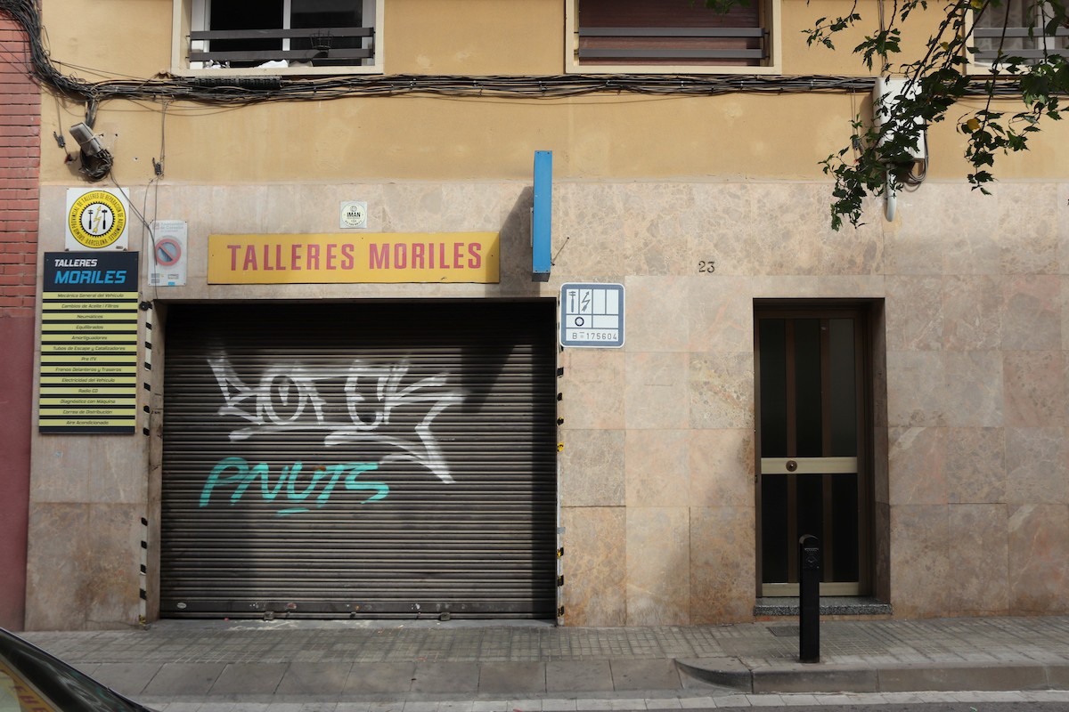 L'edifici de Cornellà de Llobregat on un home ha matat aquesta matinada la parella - Maria Asmarat / ACN