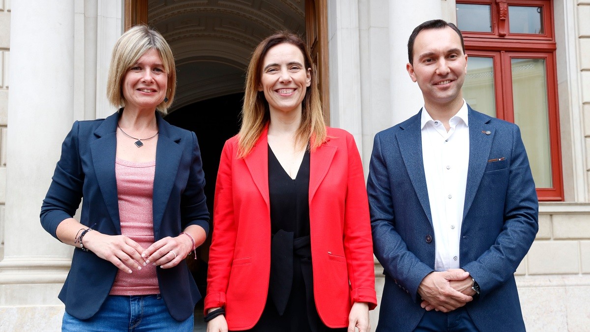 Guaita (PSC) al centre, acompanyada de Llauradó (ERC) i Rubio (Ara Reus) després d'arribar a l'acord per governar la ciutat - ACN / Arnau Martínez