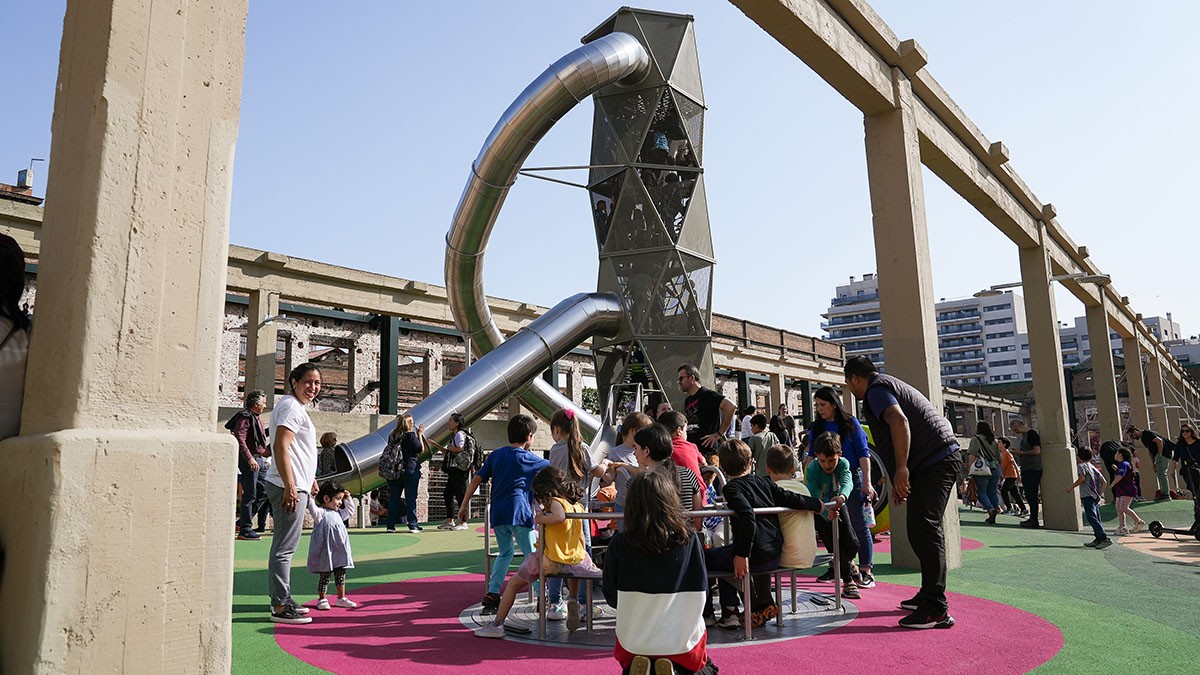 Obre la superàrea de joc infantil de Can Batlló