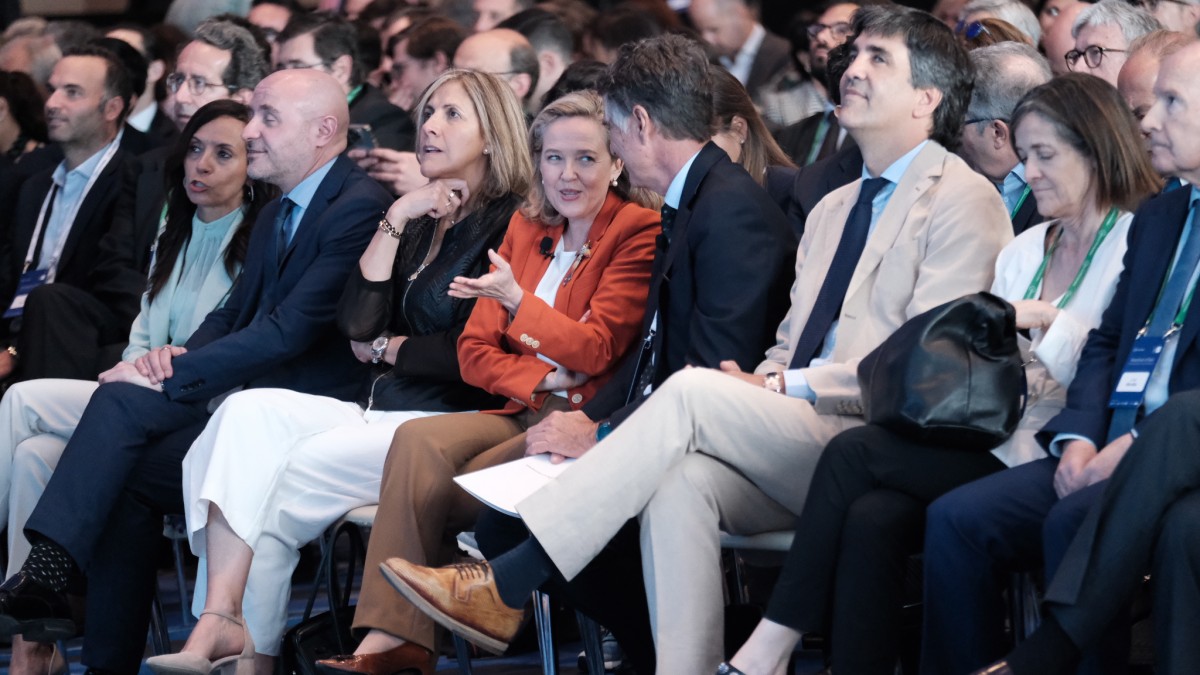 Calviño reivindica davant l'empresariat les polítiques «de centre» de Sánchez