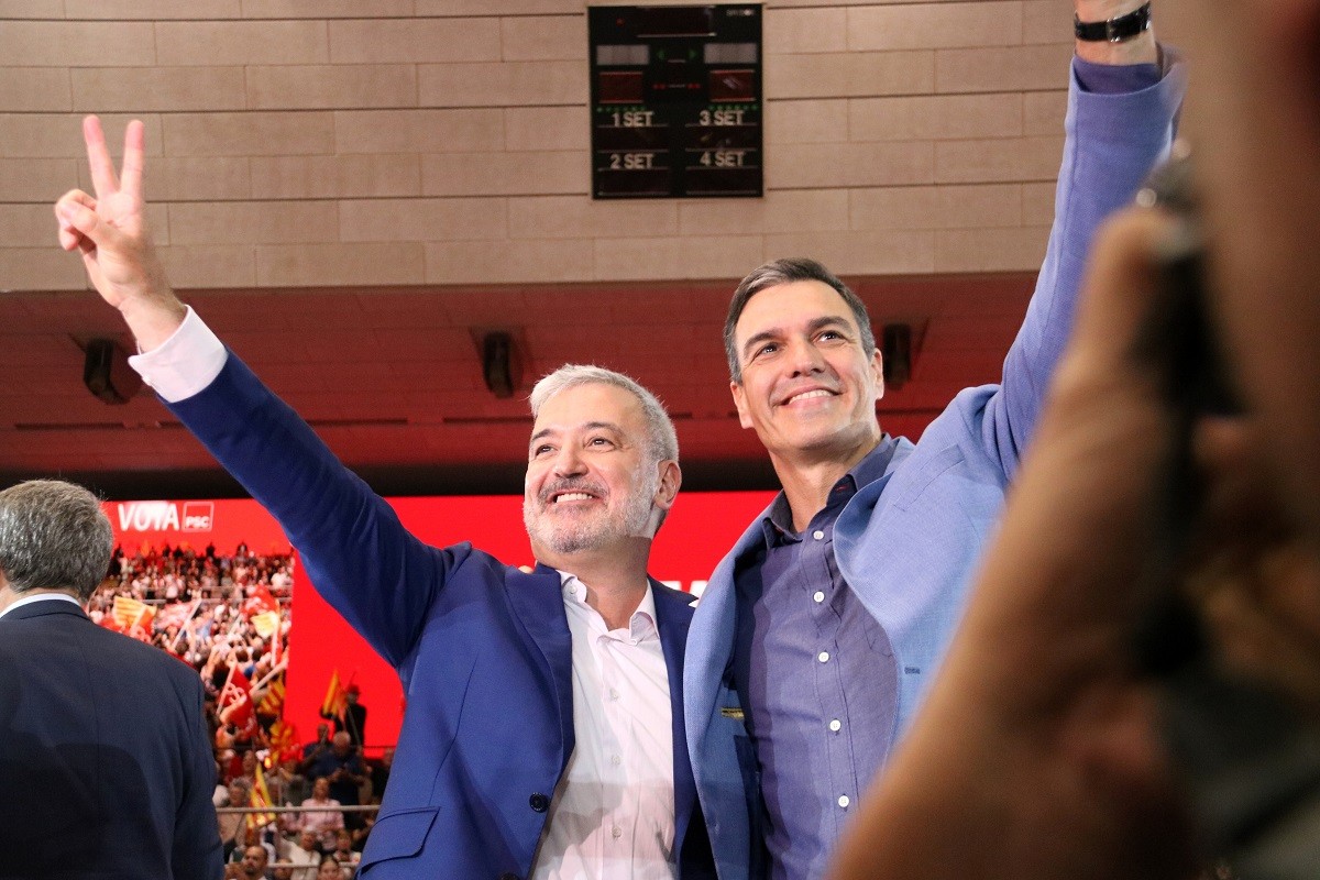 Collboni es presenta com el refugi dels decebuts amb Colau: «No us quedeu a casa»