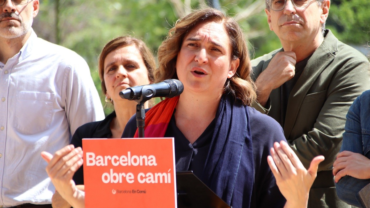 Colau redueix les eleccions a dos únics escenaris per captar indecisos: així és el seu cara o creu