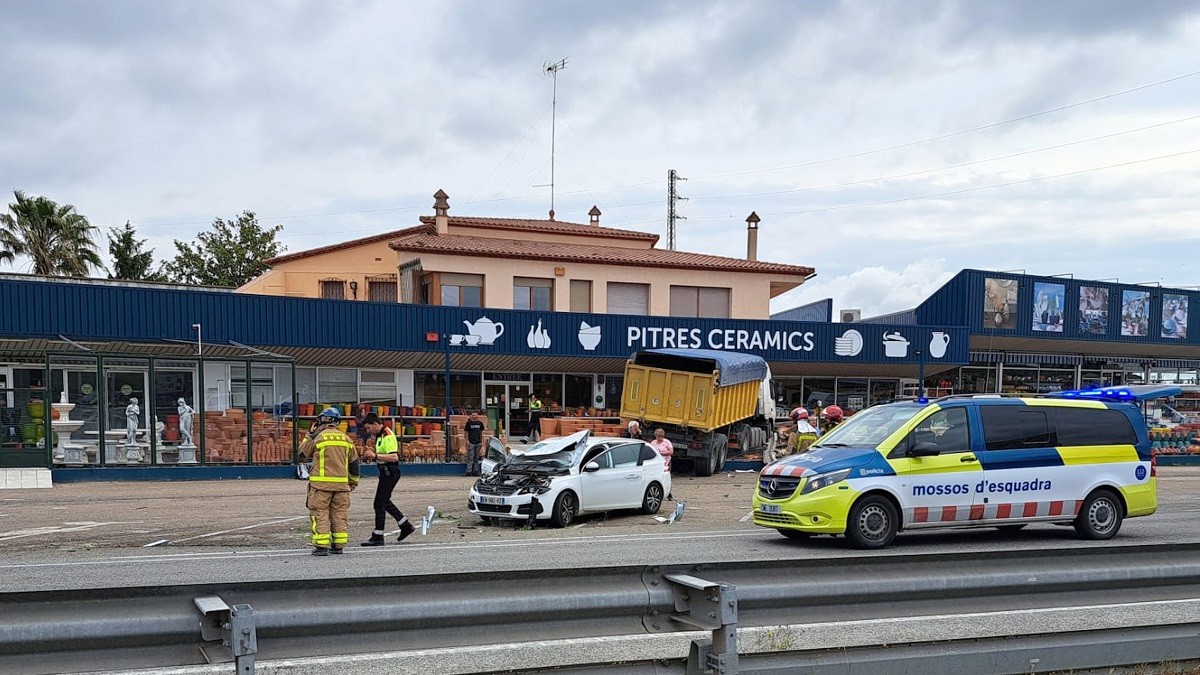 Un camió acaba dins d'una botiga de ceràmica en un accident múltiple