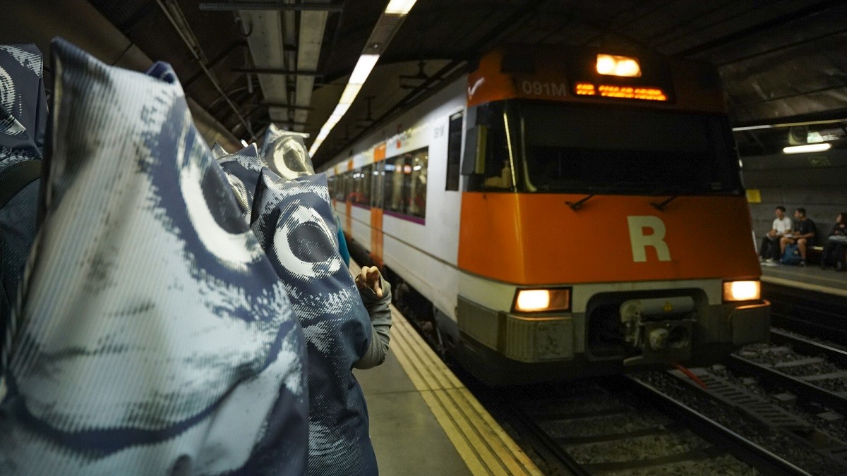Sardines als trens: així ha estat la surrealista protesta contra Rodalies