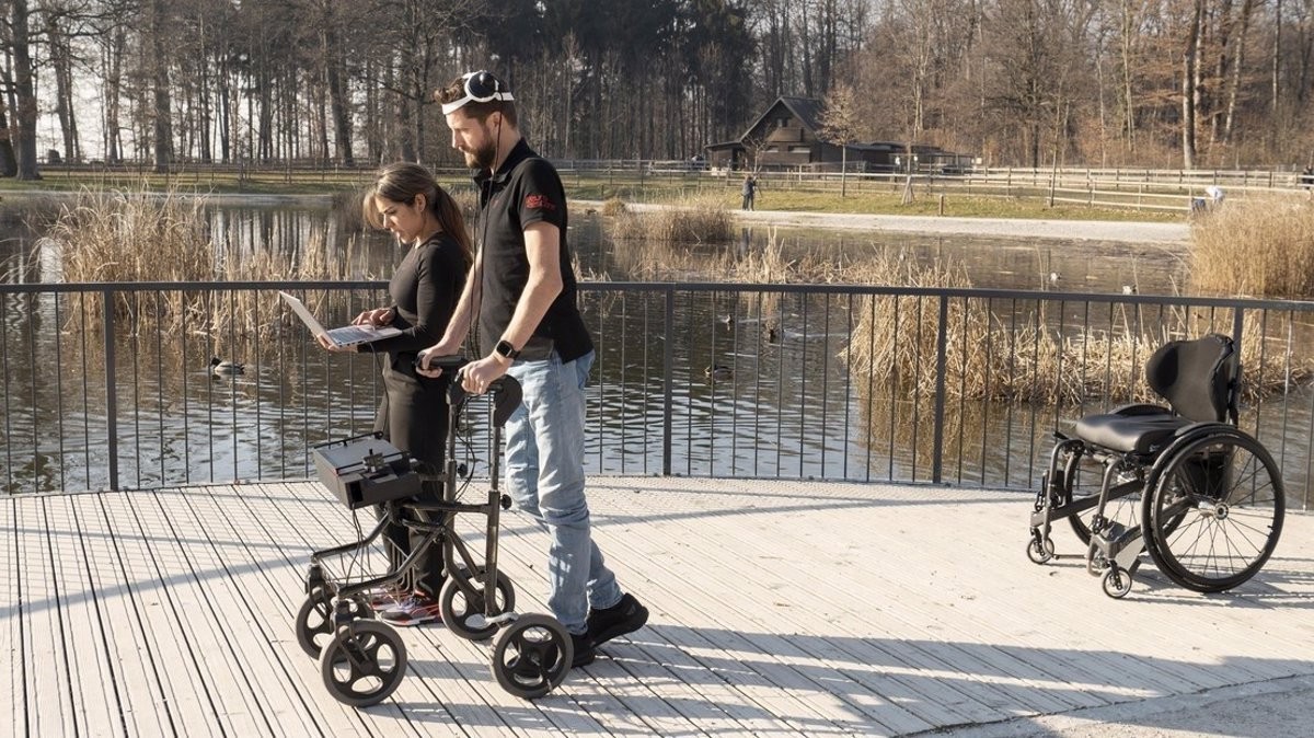 Un tetraplègic torna a caminar per primer cop al món gràcies a un aparell que connecta cervell i músculs