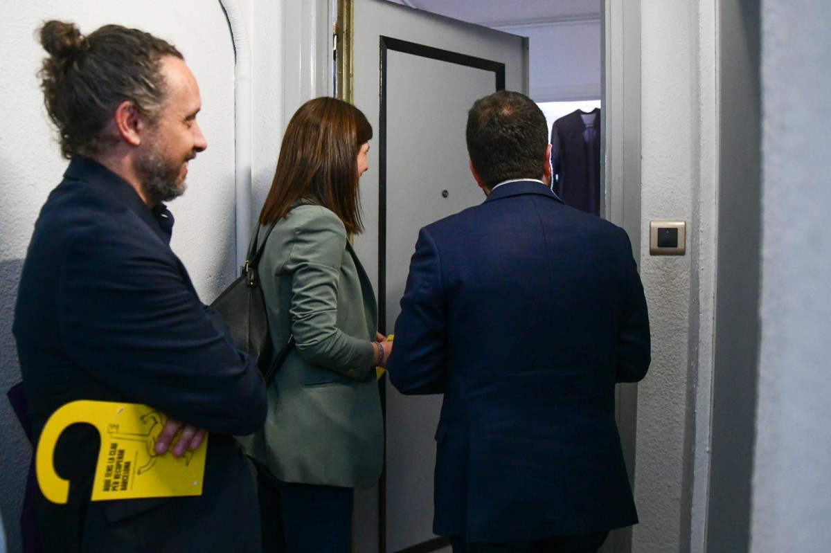 Aragonès i Junqueras s'arromanguen en el porta a porta d'ERC a Barcelona per remuntar el 28-M