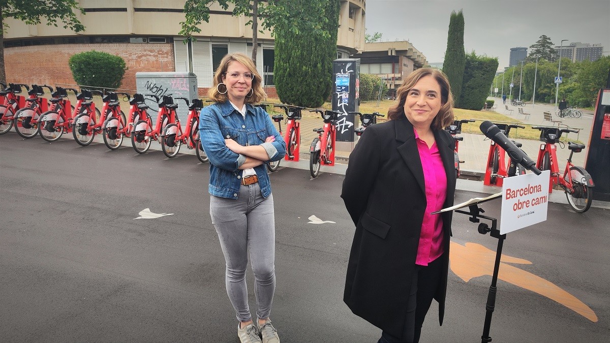 Janet Sanz i Ada Colau, aquest matí, presentant la nova mesura del Bicing - D.C.