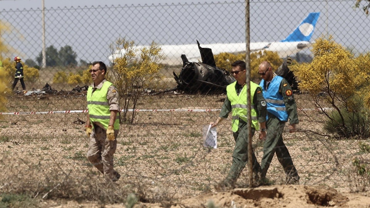 Un avió s'estavella a la base aèria de Saragossa i provoca una brutal explosió
