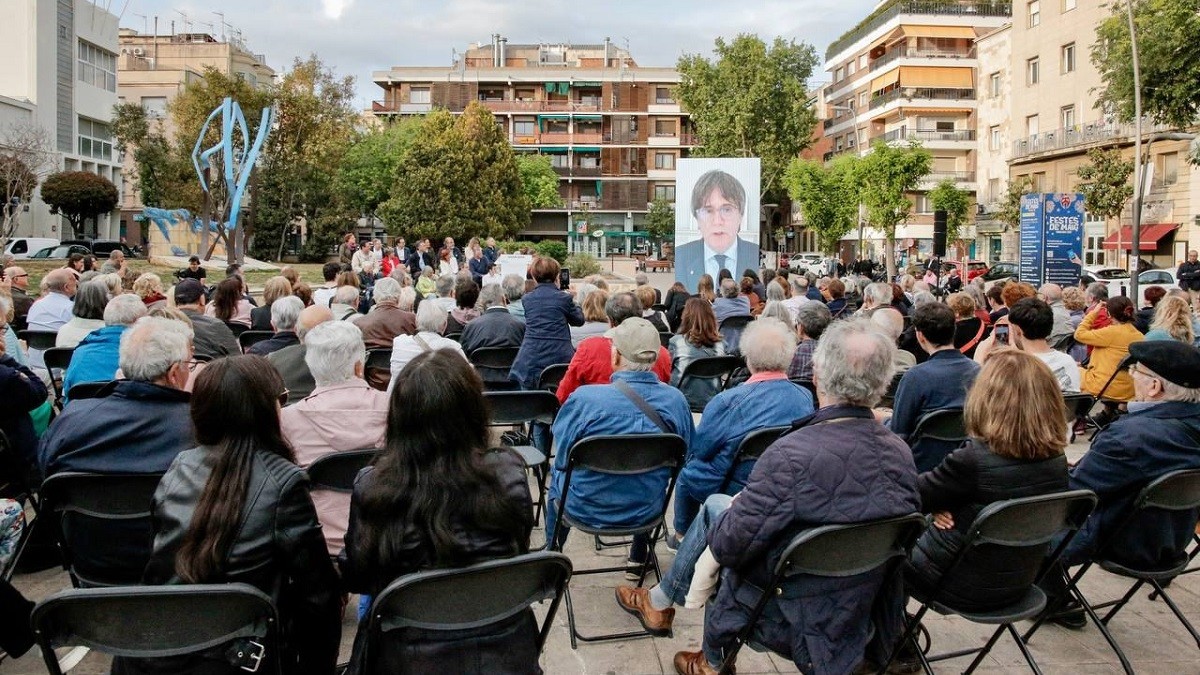 Borràs i Puigdemont es vesteixen de bombers de Junts a Badalona
