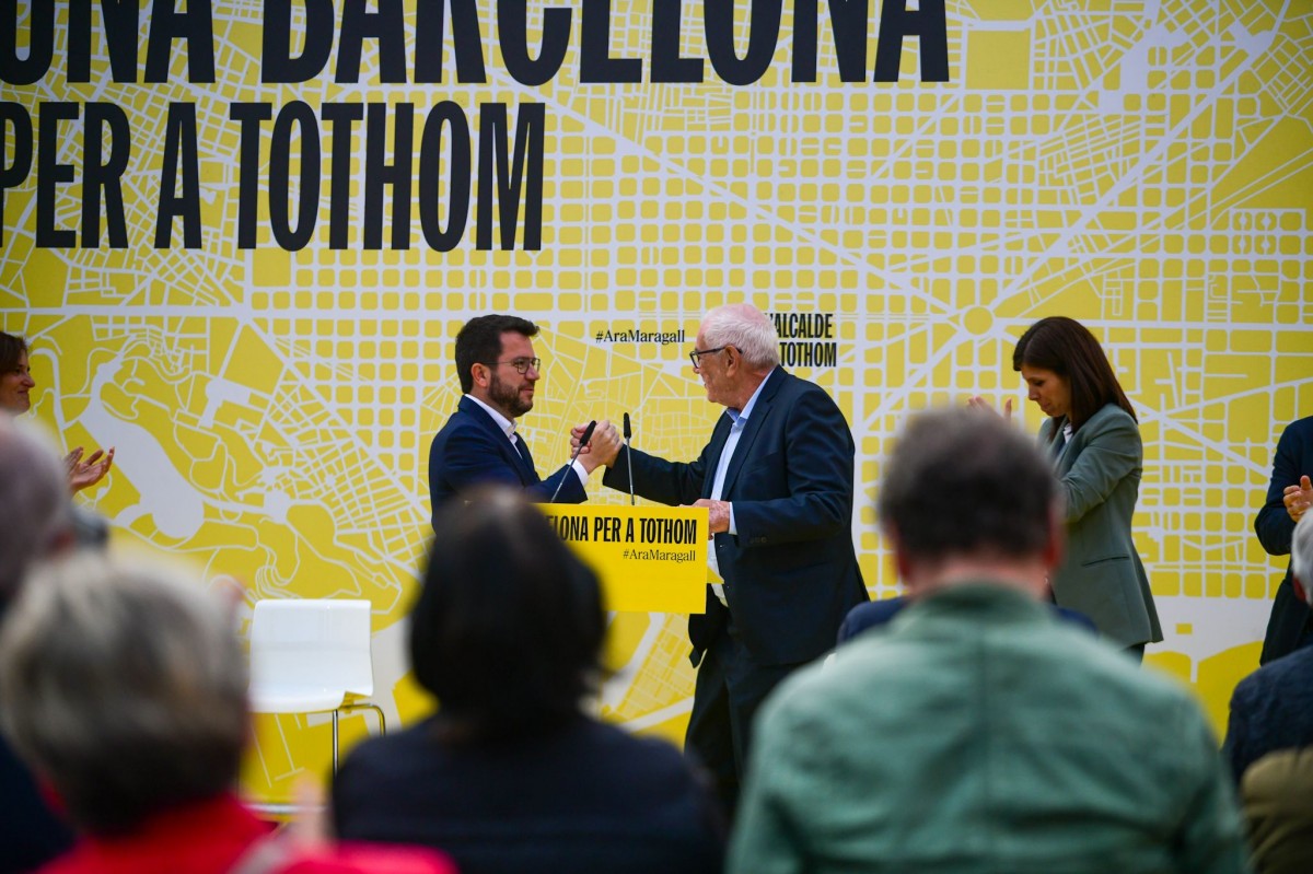 Maragall i Aragonès prometen replantejar el turisme a la Barceloneta: «No pot ser una plaga»