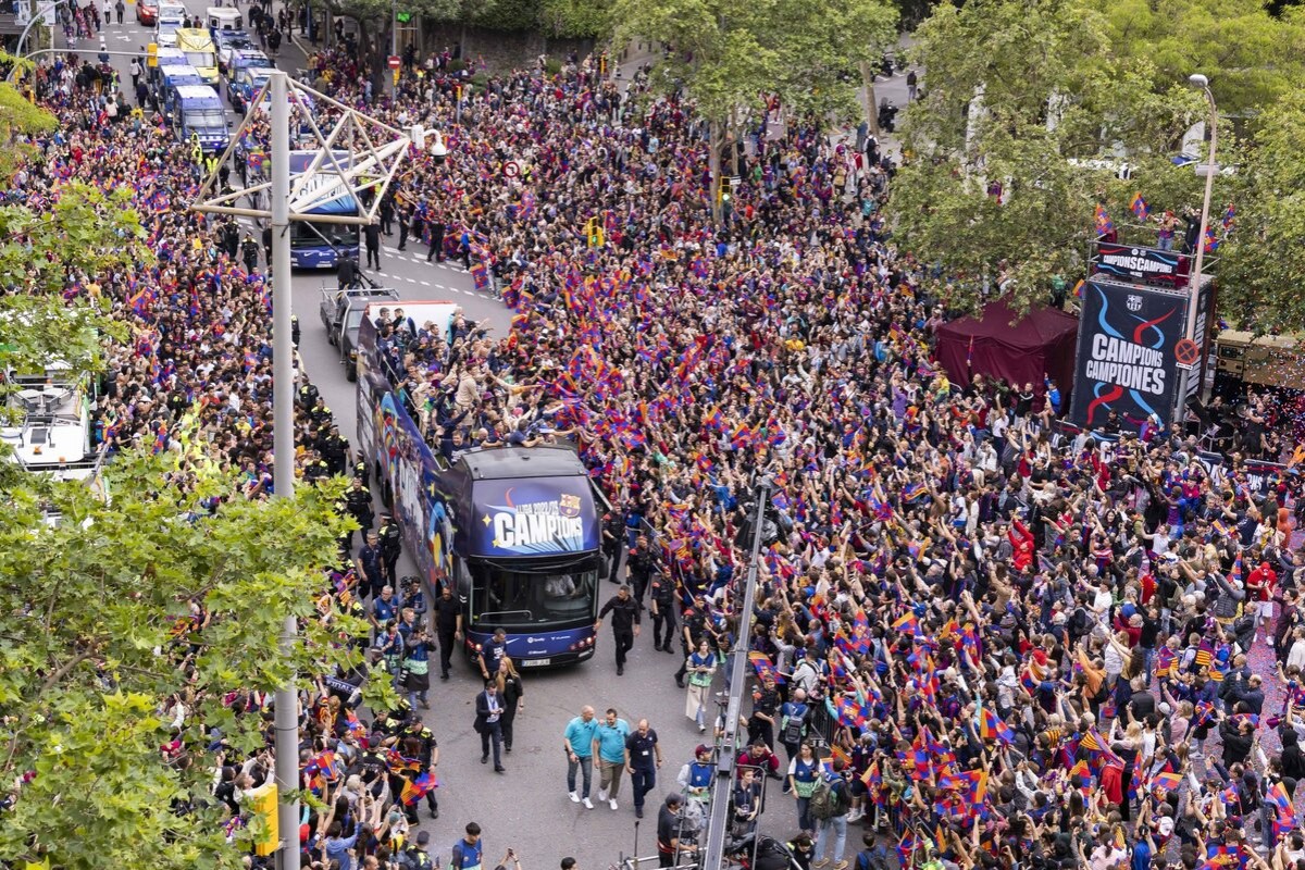 Bany de masses del Barça: campions i campiones celebren la Lliga amb 76.000 persones 