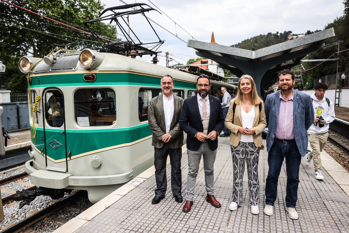 La línia d'FGC Barcelona-Vallès recupera el tren Granota 27 anys després