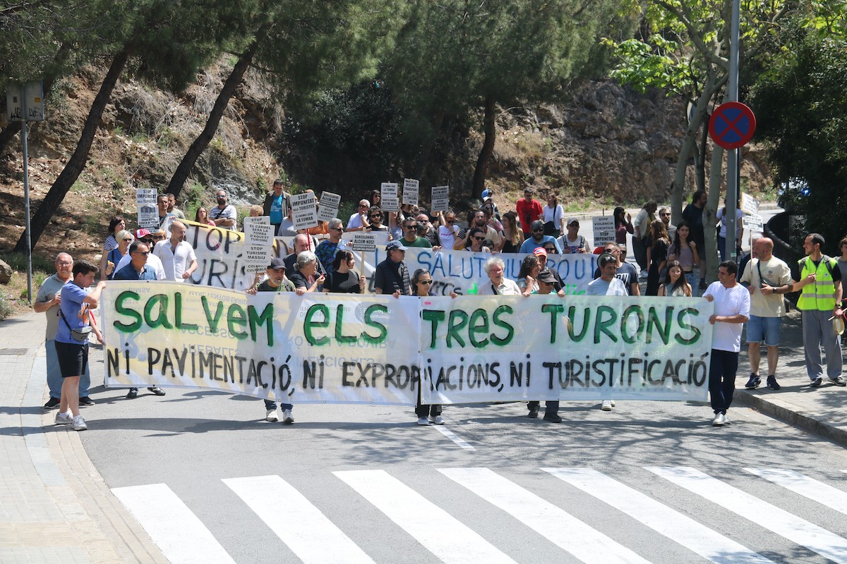 Veïns dels Tres Turons surten al carrer per dir prou a la massificació turística: «Ens estan fent fora»
