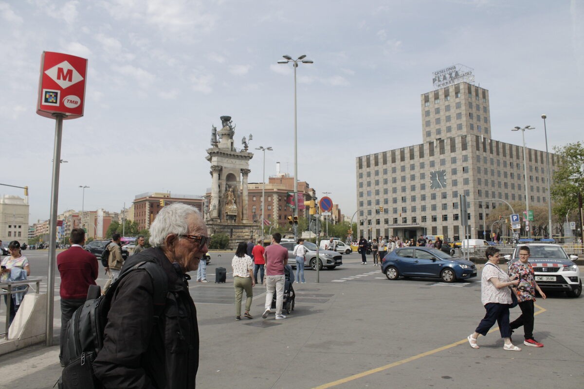El laberint del carrer: «És molt difícil accedir al mercat laboral i, alhora, regularitzar els papers»