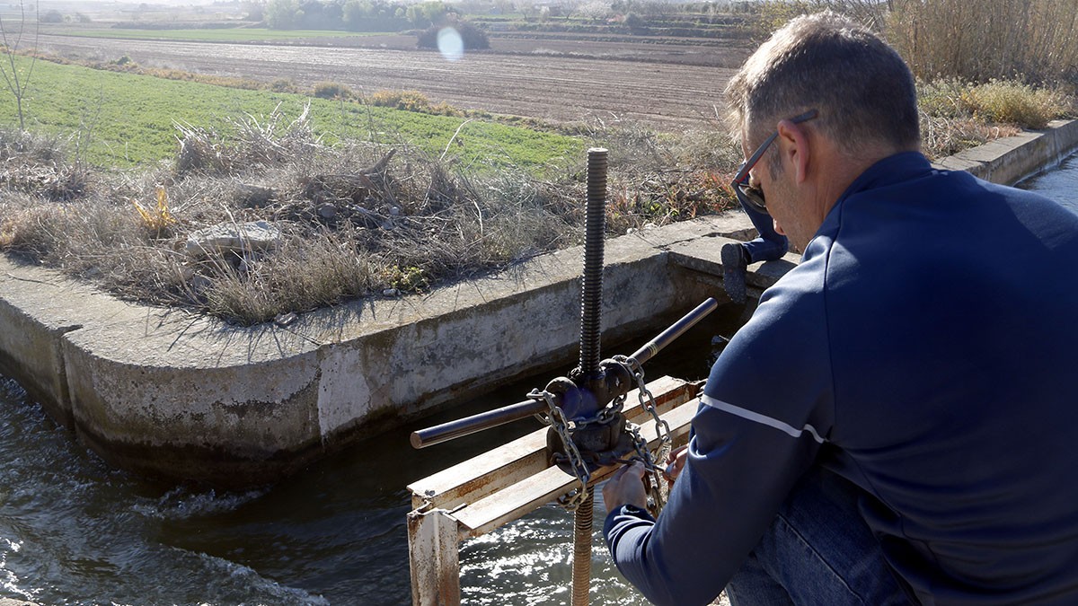 Un regant del canal d'Urgell, en una imatge d'arxiu - Oriol Bosch / ACN