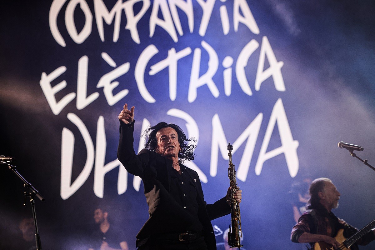 La Companyia Elèctrica Dharma fa ballar i vibrar el Palau Sant Jordi en el concert dels 50 anys