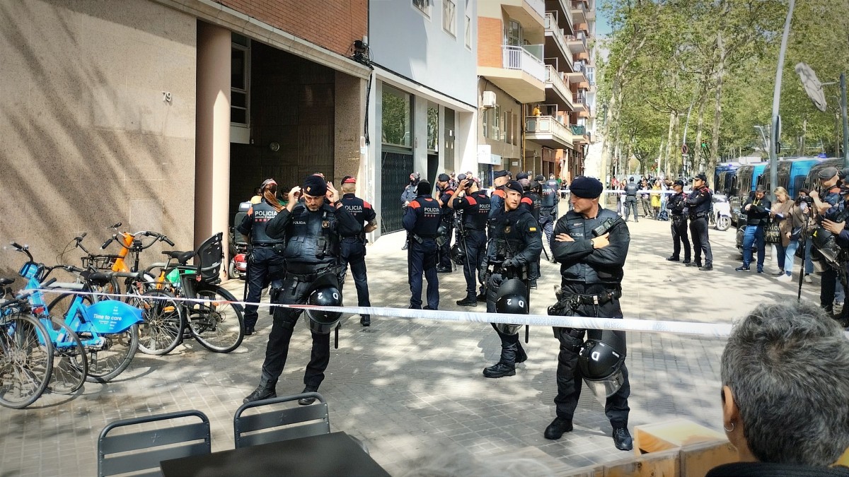 Gran desplegament d'antiavalots per desnonar una família amb dret a lloguer social al Poblenou de Barcelona
