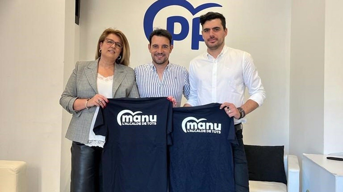 Els dos regidors de Castelldefels que han passat de Ciutadans al PP, amb el candidat popular al centre - PP