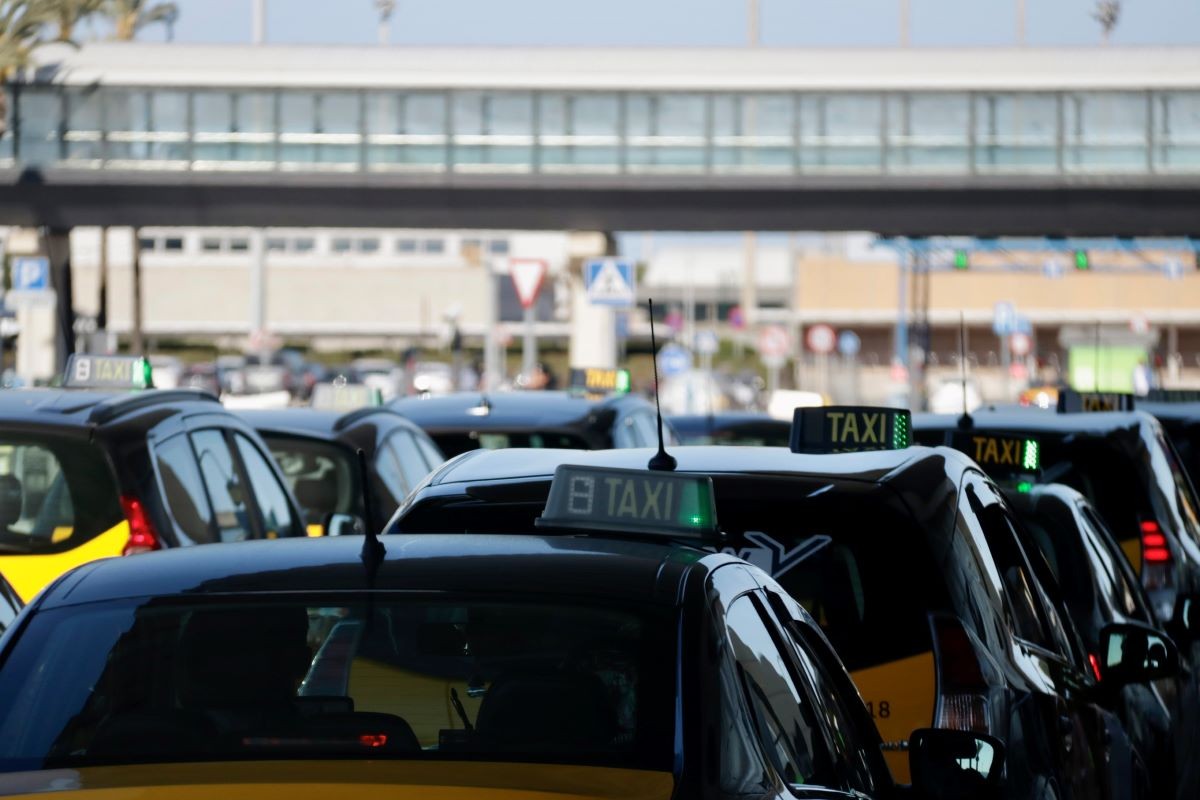 El taxi desconvoca la vaga al Prat a canvi de millorar l'accés i senyalització a la seva zona