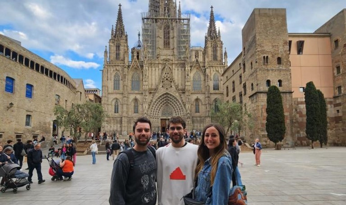Tres estudiants de publicitat aconsegueixen destapar la lona que tapava la catedral de Barcelona
