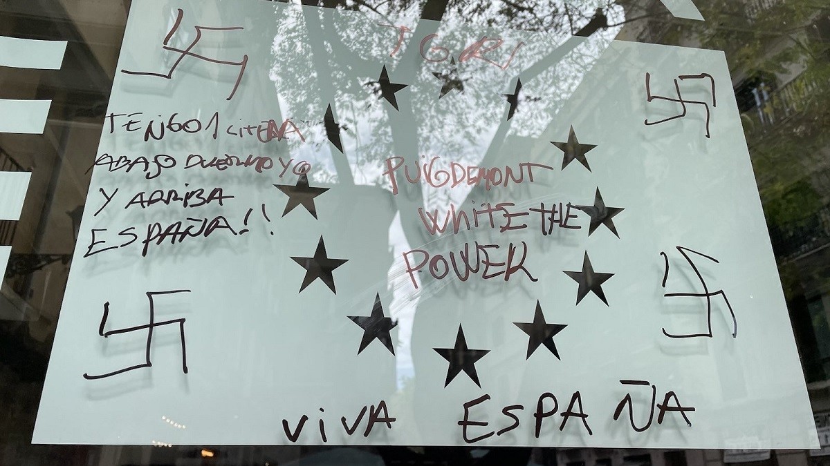 Atac feixista contra l'oficina dels eurodiputats de Junts a Barcelona
