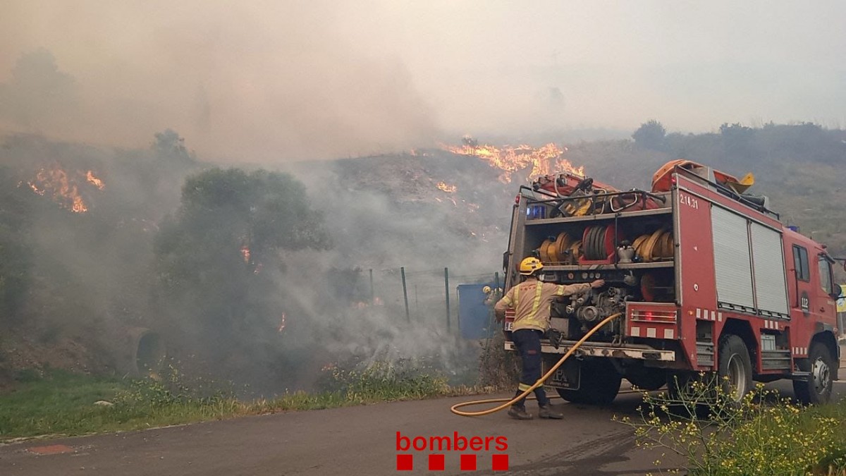 Els Bombers extingeixen l'incendi del Rosselló