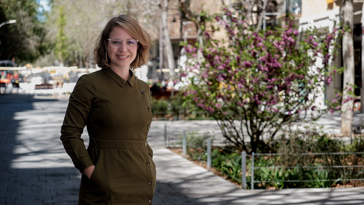 Janet Sanz, al carrer Rocafort, en un tram convertit en eix verd en ple Eixample - Adrià Costa Rifà