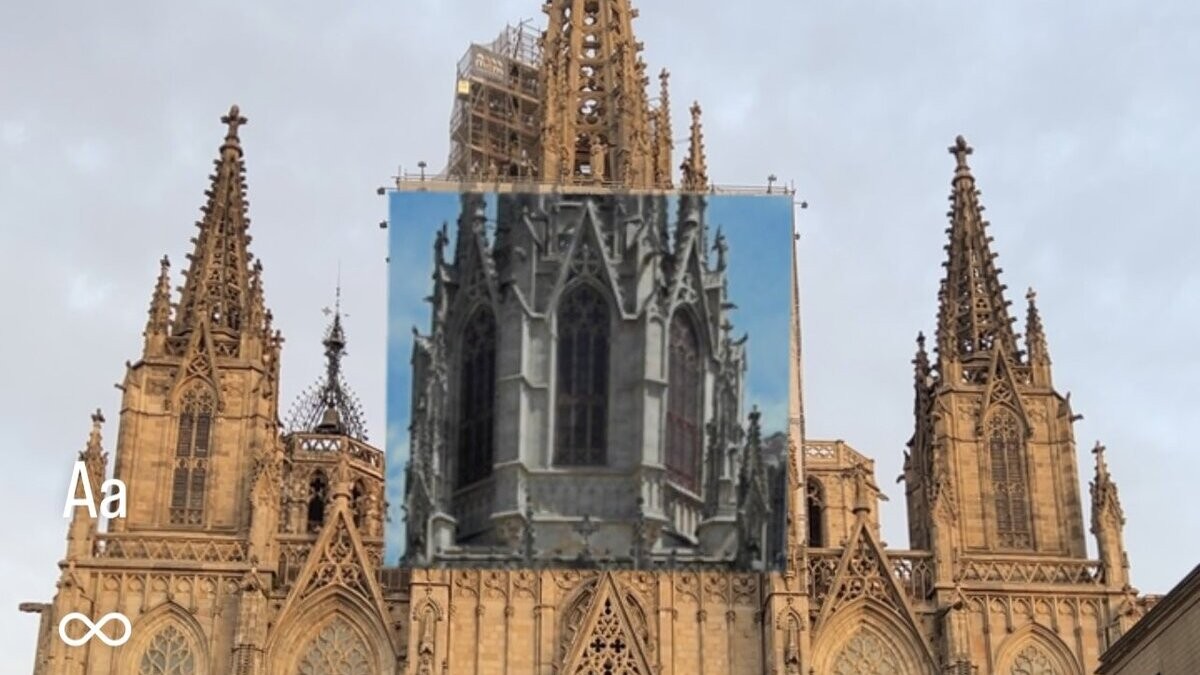 Pengen cartells amb un codi QR per veure la catedral de Barcelona sense la lona publicitària