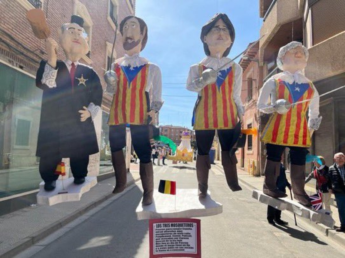 Cremen els ninots de Puigdemont, Comín i Ponsatí en una festa de La Rioja - Xarxes