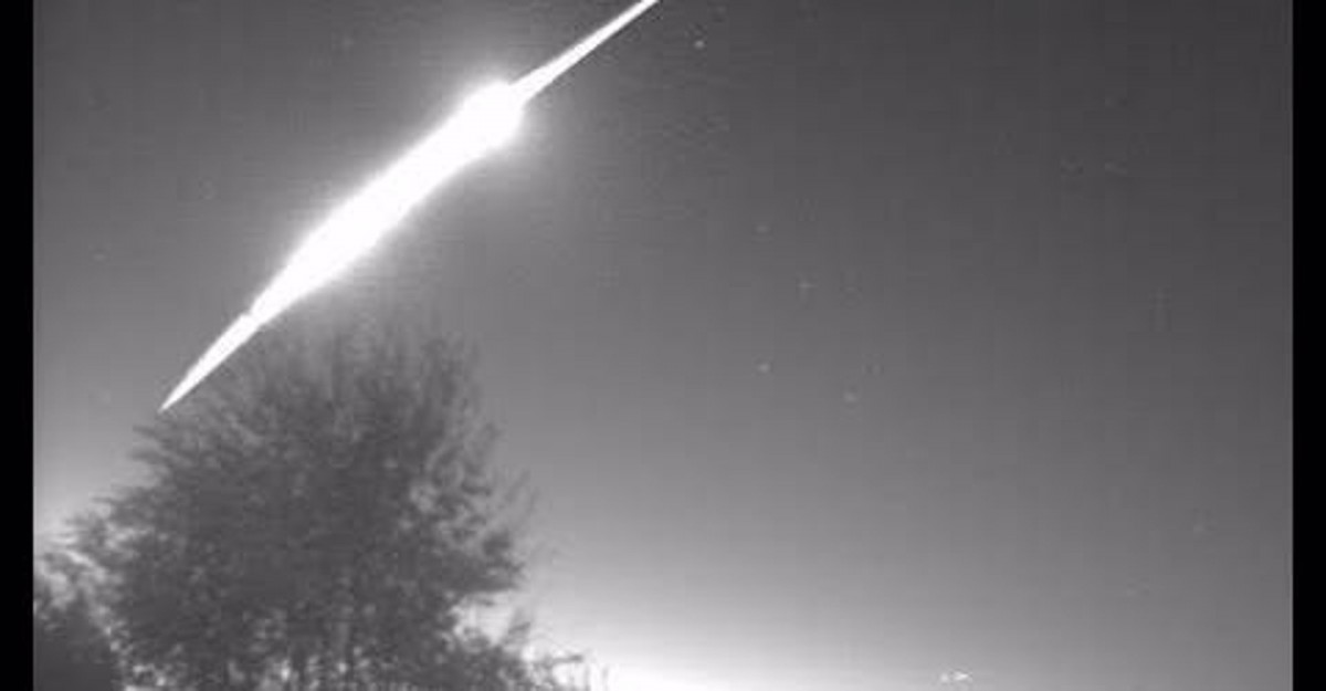 Una espectacular bola de foc il·lumina el cel i el fenomen es viralitza a xarxes