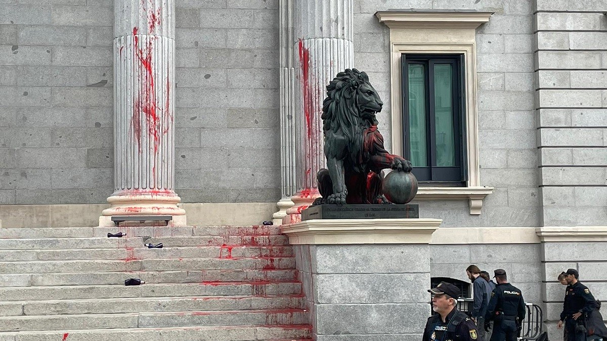 Activistes climàtics llancen pintura vermella a la façana del Congrés dels Diputats