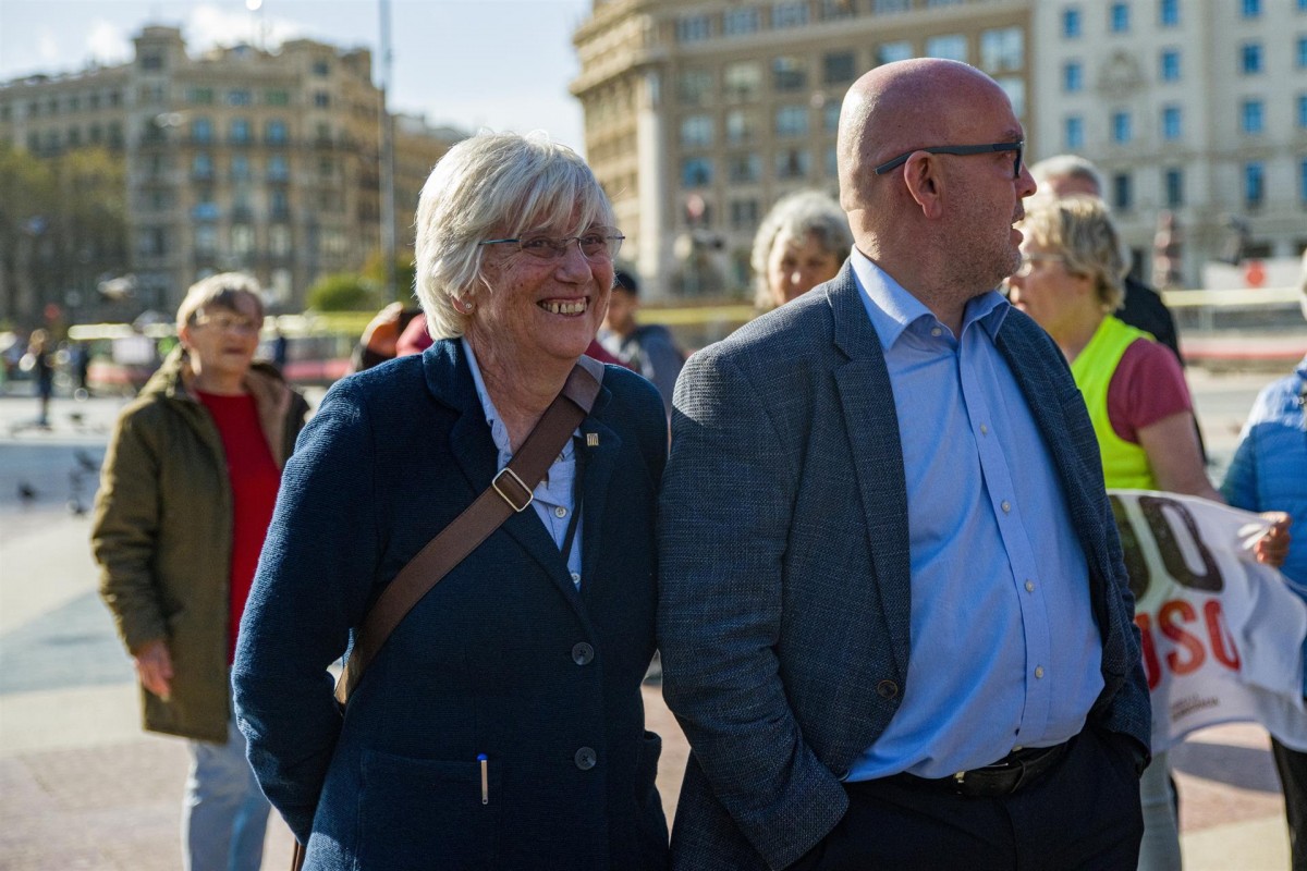 Clara Ponsatí i l'advocat Gonzalo Boye a plaça Catalunya - Europa Press