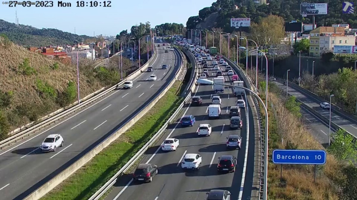Un accident al nus de la Trinitat provoca el caos: 15 quilòmetres de cues a la ronda del Litoral