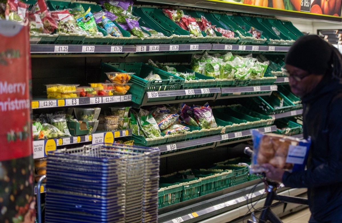 Veus fruites i verdures en plàstic al supermercat? Greenpeace et demana que en facis una foto i ho denunciïs