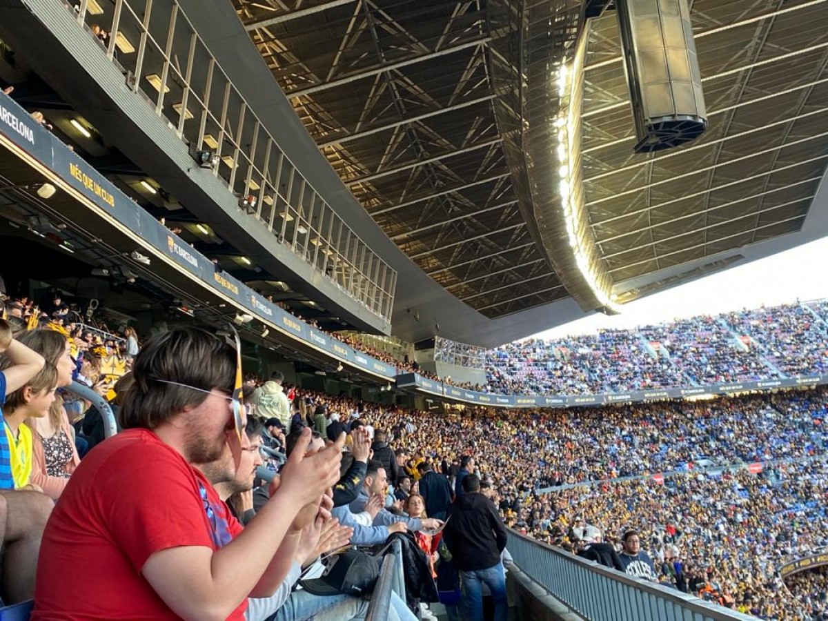 Des de la primària fins a la universitat: famílies i amics es reuneixen al Camp Nou per la Kings League