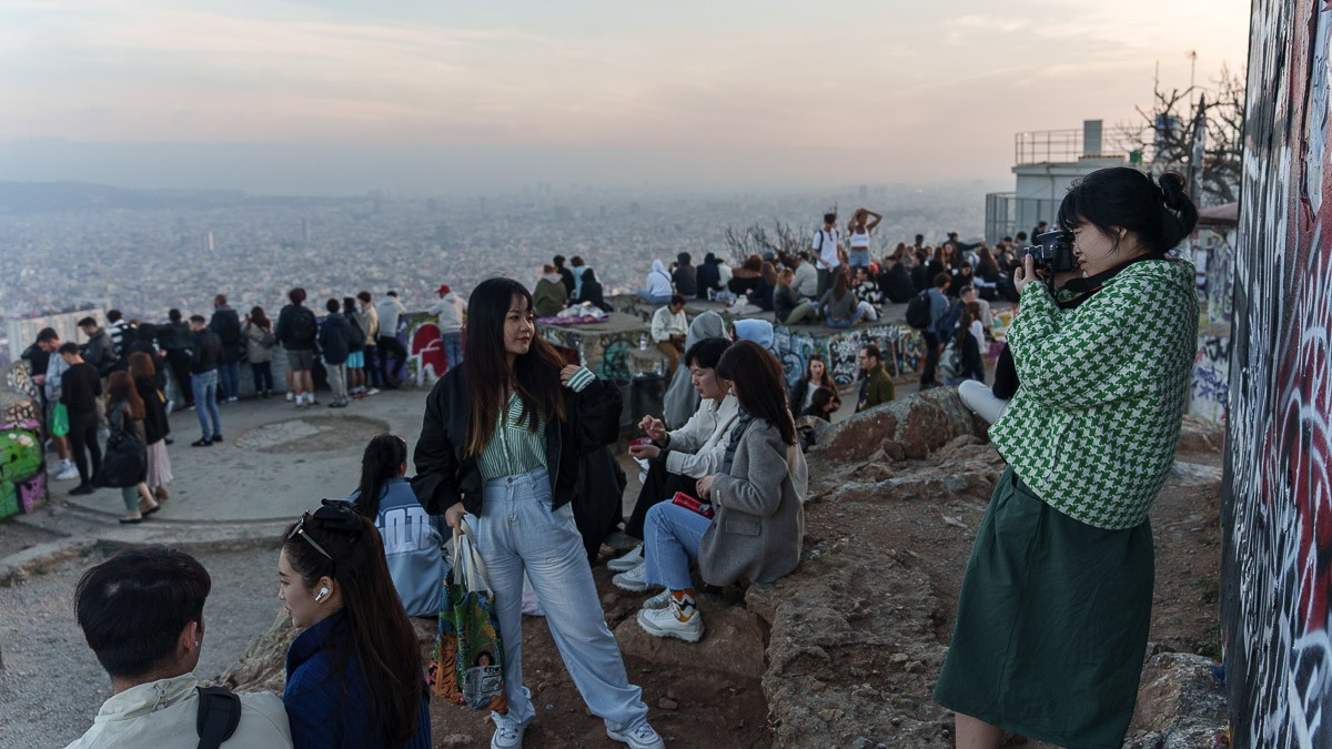 Barcelona encara no té clar com cobrar la meitat de multes que imposa als turistes