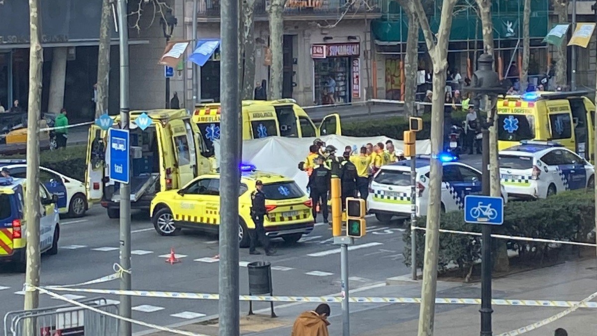 Un accident a la Gran Via de Barcelona deixa un motorista ferit greu