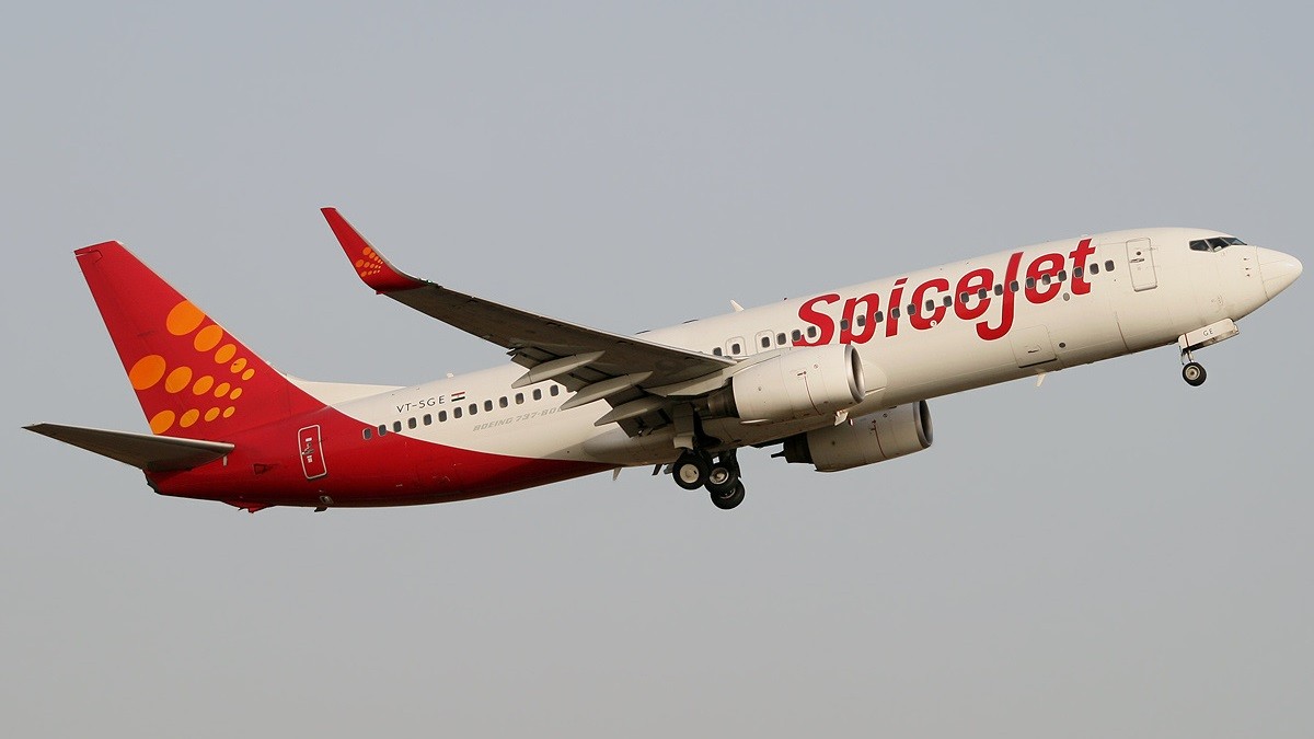 Sancionen dos pilots d'avió per posar l'esmorzar sobre els comandaments