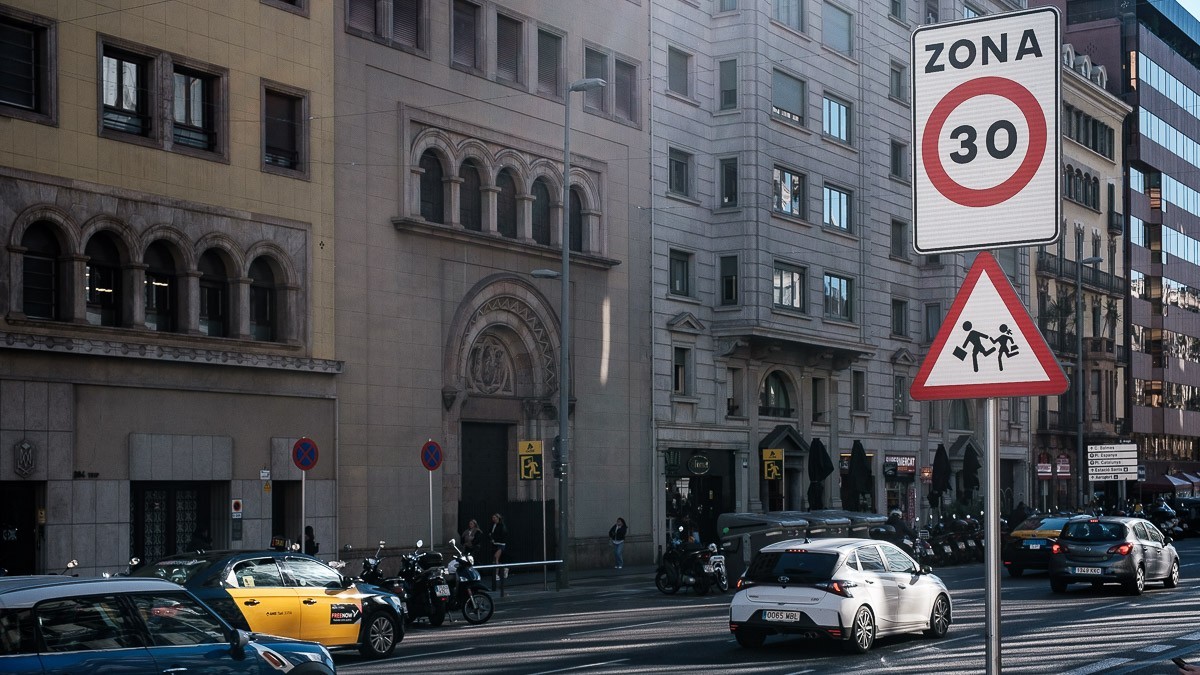 Possible reculada de l'Ajuntament de Barcelona: els 30 km/h, només en horari lectiu