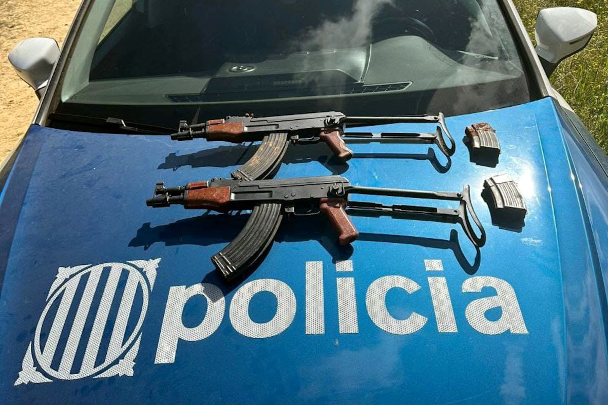 Uns obrers troben dos fusells kalàixnikov enterrats a Castell d'Aro
