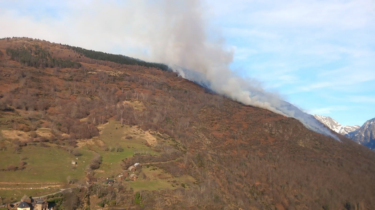 Un incendi crema en una zona de difícil accés a la Vall d'Aran