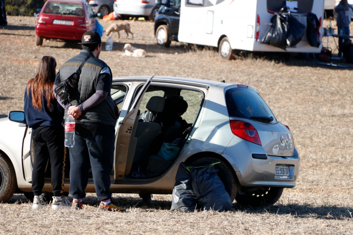 Una nova festa il·legal congrega una cinquantena de vehicles a Muntanyola, a Osona - Arnau Martínez - ACN