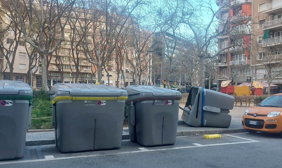 Barcelona activa l'alerta per vent després d'una nit de destrosses