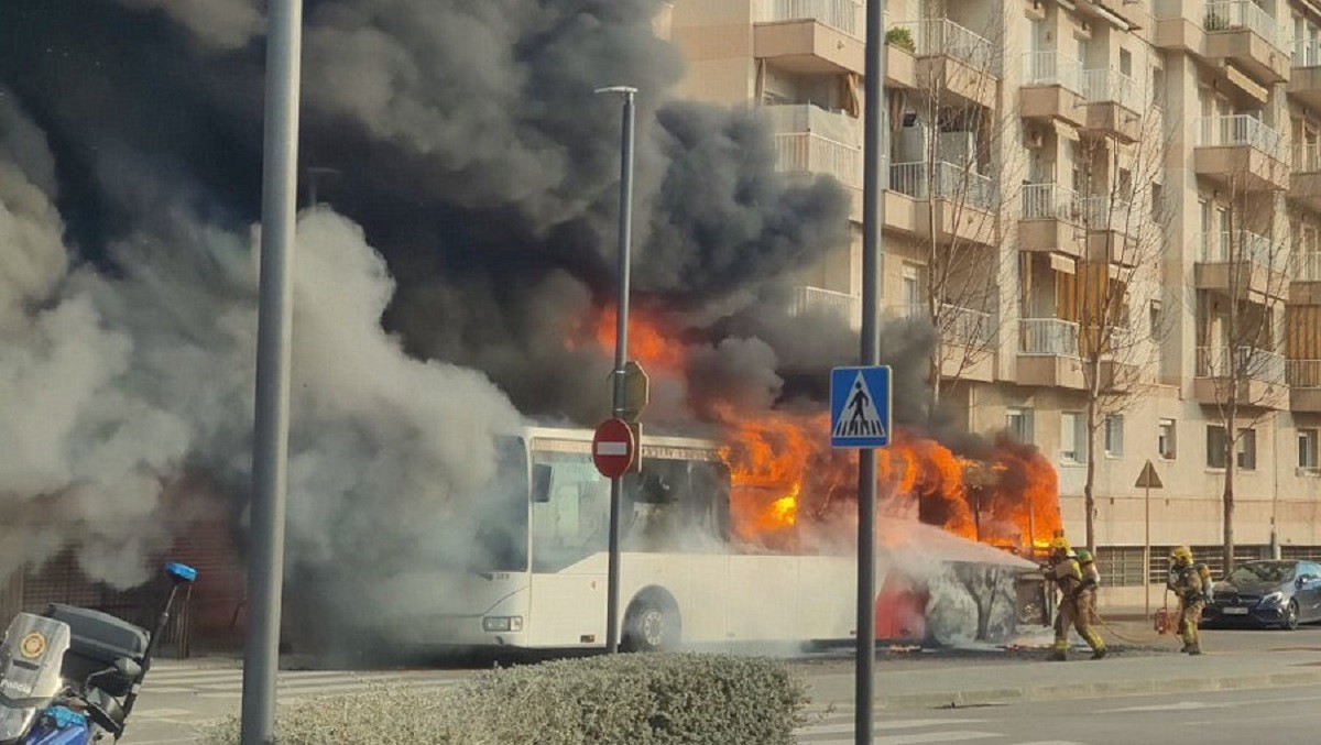 Espectacular incendi d'un autobús a Blanes amb 19 evacuats